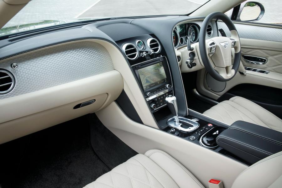 Интерьер Bentley Flying Spur V8 2014 года  (UK) (фото 7 из 13)